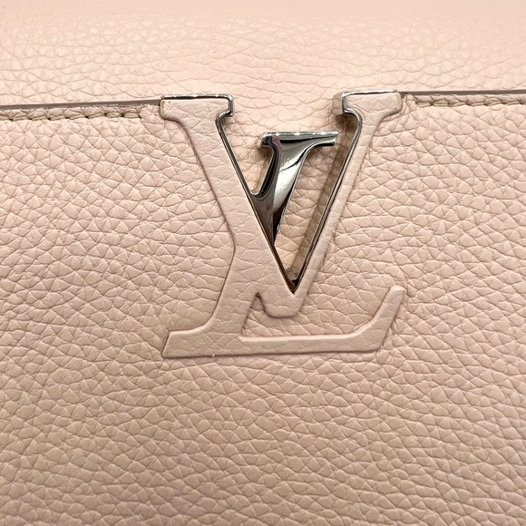 Louis Vuitton French Rose Capucines MM - Picture 4 of 17